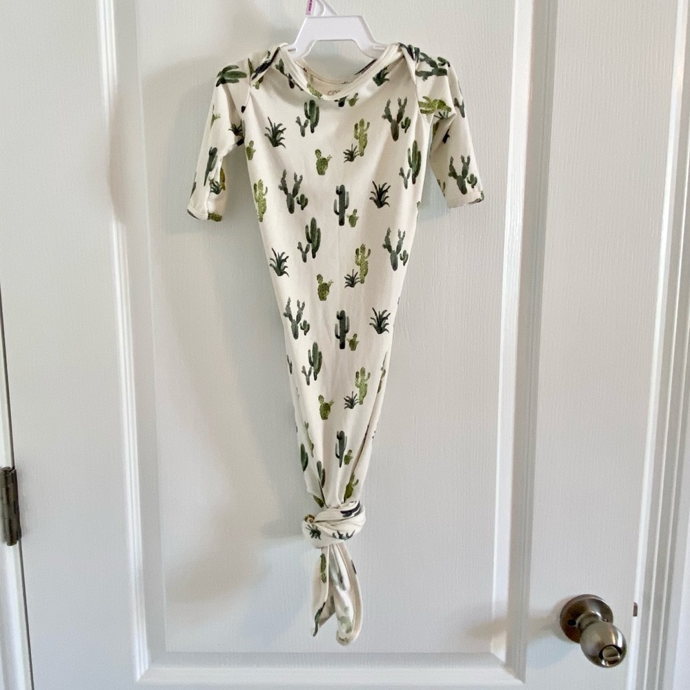 Knotted hat and gown baby set